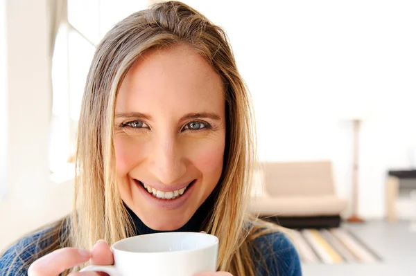 Mulher feliz com café — Fotografia de Stock