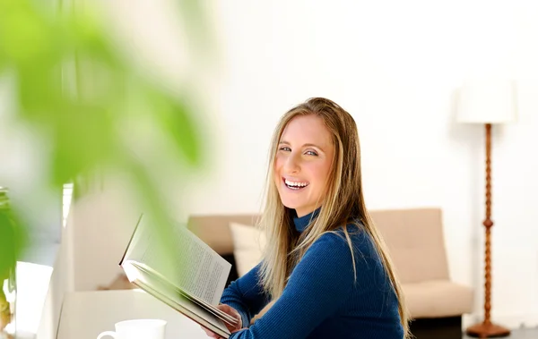 Reading at the counter — Stock Photo, Image