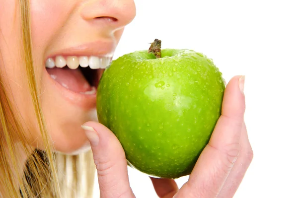 Woman eten apple — Stockfoto