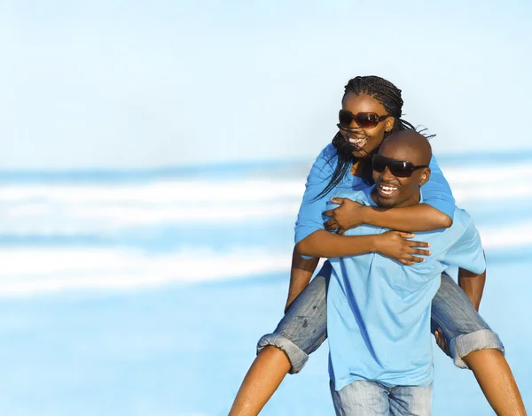 Casal andando na praia. — Fotografia de Stock