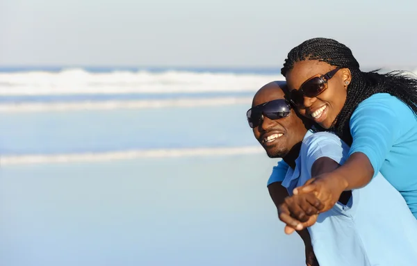 Casal andando na praia. — Fotografia de Stock