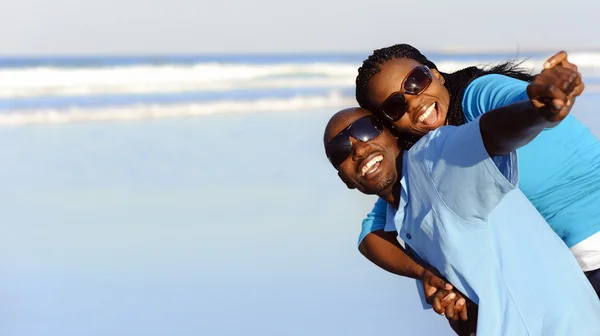 Casal andando na praia. — Fotografia de Stock