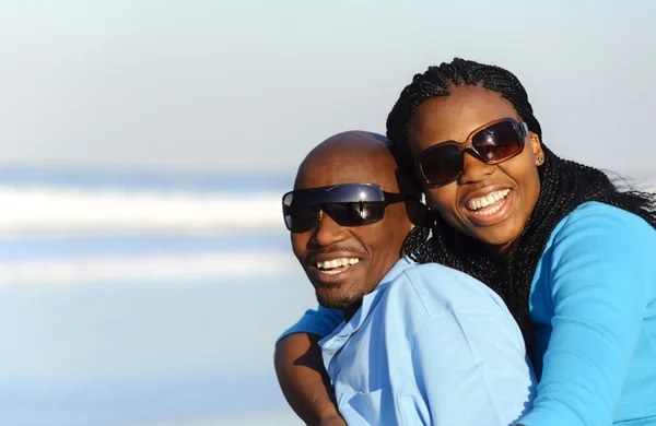 Koppel wandelen op het strand. — Stockfoto