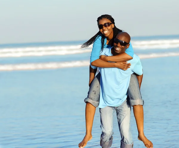 Par promenader på stranden. — Stockfoto