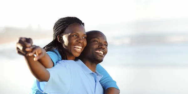 Casal na praia — Fotografia de Stock