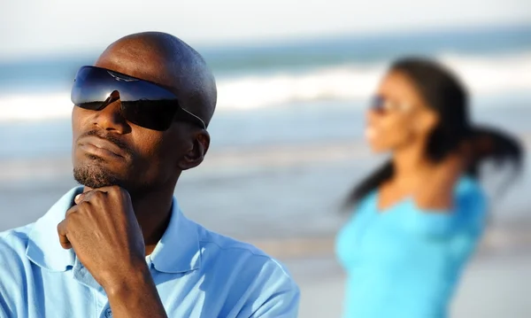 Couple on the beach — Stock Photo, Image