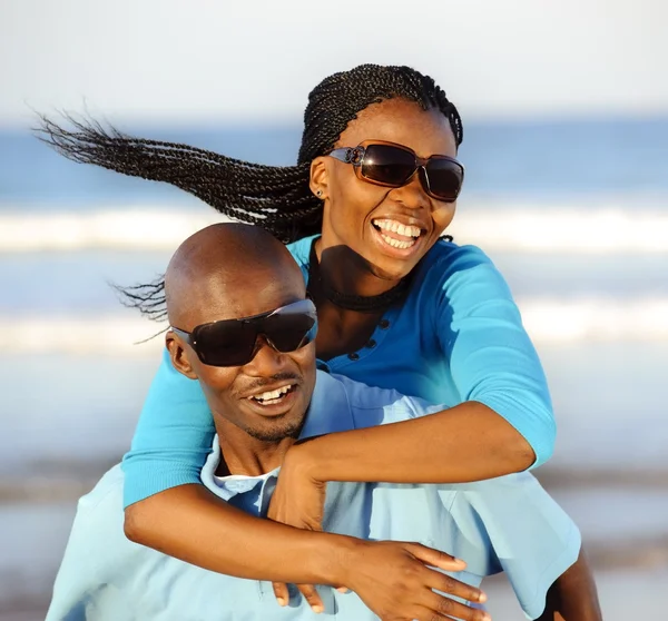 Pareja en la playa — Foto de Stock