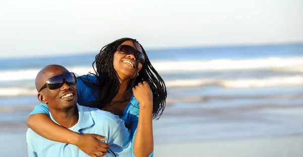 Koppel op het strand — Stockfoto