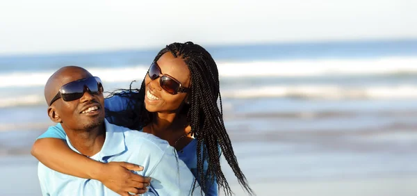 Koppel op het strand — Stockfoto