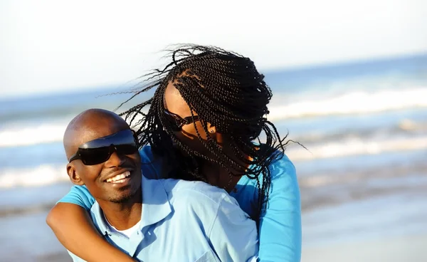 Koppel op het strand — Stockfoto