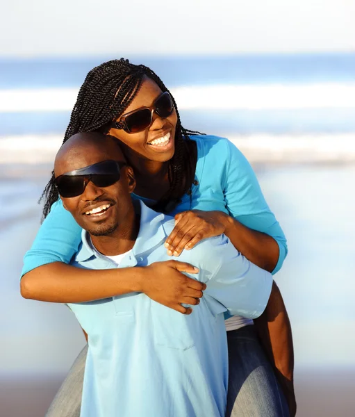 Koppel op het strand — Stockfoto