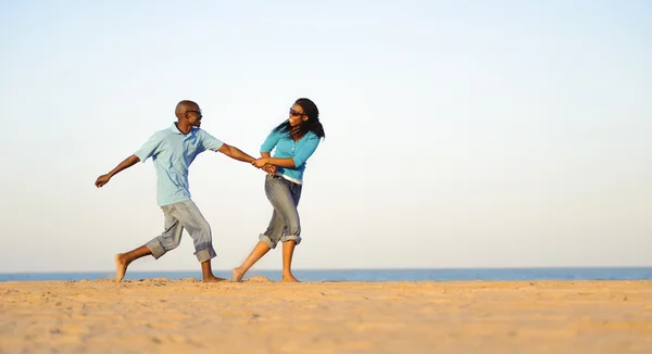 Casal na praia — Fotografia de Stock