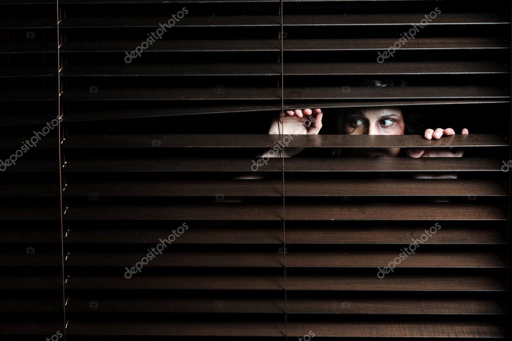 Herunterladen - Mysteriöse Frau zieht Jalousien auseinander, um die Außenwelt zu sehen — Stockbild Ich habe ein geheimnis — Stockfoto