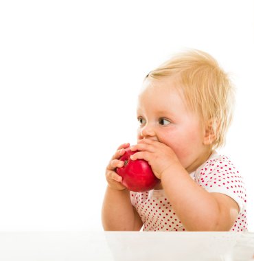 kaşıkla yemek için sevimli bebek kız learining