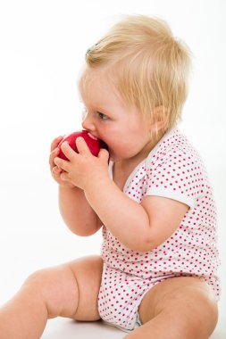 kaşıkla yemek için sevimli bebek kız learining