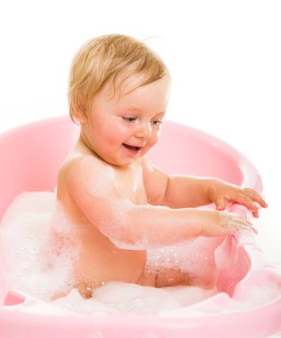 sevimli bebek kız üzerinde beyaz izole, banyo