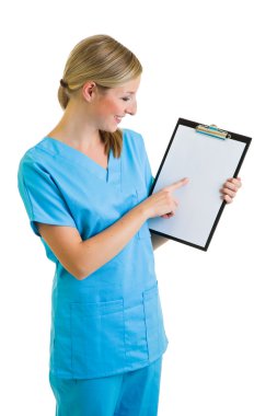 Tıp doktoru takım üzerinde beyaz izole kadın