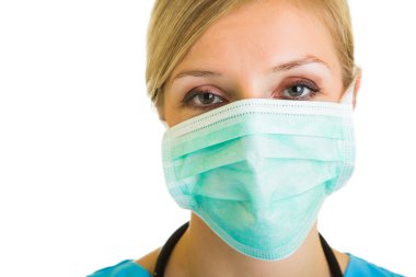 koruyucu yüz maskesi giyen kadın doktor