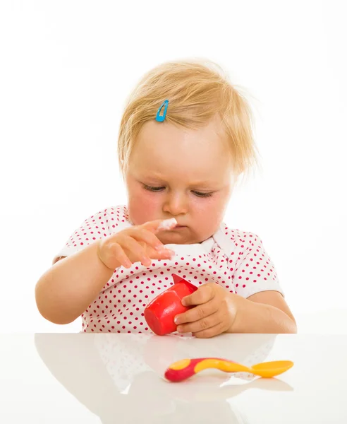 Niedliche Säugling Mädchen lernen, mit Löffel zu essen — Stockfoto