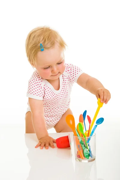 Leuke baby meisje learining om te eten met lepel — Stockfoto