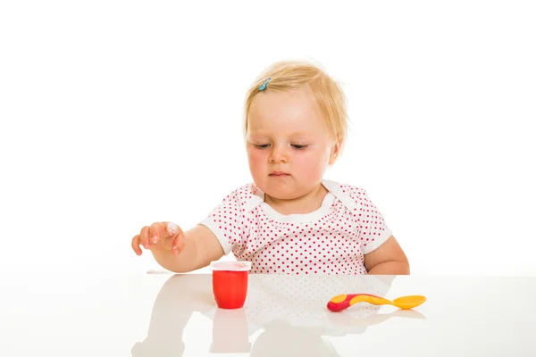 Roztomilá dětská dívku learining, najíst se lžící — Stock fotografie