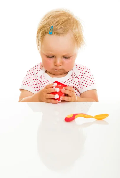 Menina bonito bebê aprendendo a comer com colher — Fotografia de Stock