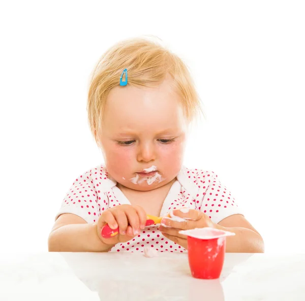 Carino neonato ragazza imparando a mangiare con cucchiaio — Foto Stock