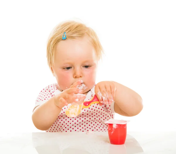 Menina bonito bebê aprendendo a comer com colher — Fotografia de Stock