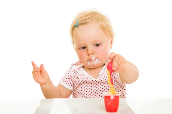Carino neonato ragazza imparando a mangiare con cucchiaio — Foto Stock