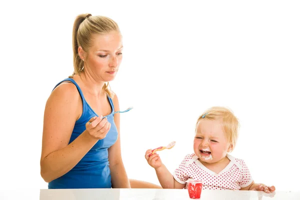 Menina bonito bebê aprendendo a comer com colher — Fotografia de Stock
