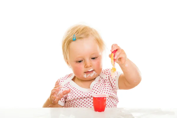 Söt spädbarn flicka learining att äta med sked — Stockfoto