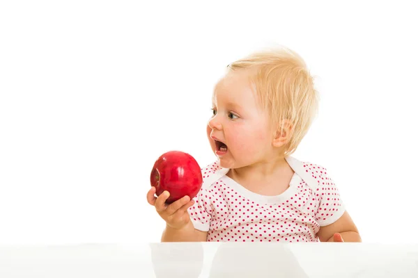 Menina bonito bebê aprendendo a comer com colher — Fotografia de Stock