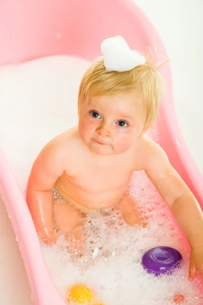 Menina infantil no banho — Fotografia de Stock