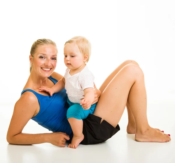 Ładny dziewczyna niemowląt z matka na białym tle — Zdjęcie stockowe