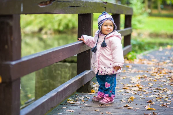 Spädbarn flicka i gyllene höst park — Stockfoto