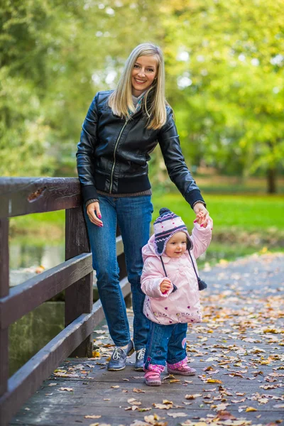 Bebé niña en el parque de otoño de oro — Foto de Stock