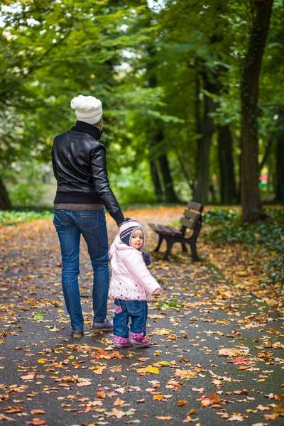 Menina bebê infantil no parque de outono dourado — Fotografia de Stock