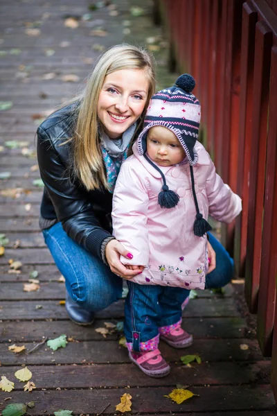 Spädbarn flicka i gyllene höst park — Stockfoto