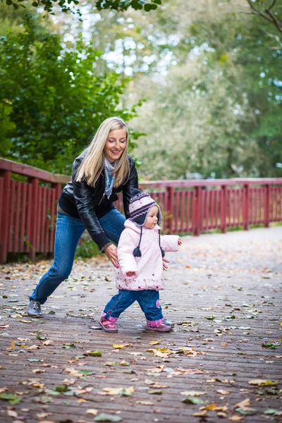 黄金の秋の公園で幼児の赤ちゃん女の子 — ストック写真