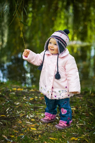 Kız bebek bebek altın sonbahar Park — Stok fotoğraf