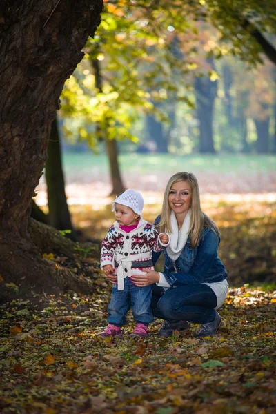 Kojenecká holčička v golden podzimní park — Stock fotografie