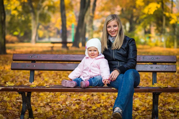 Csecsemő baba lány golden őszi parkban — Stock Fotó