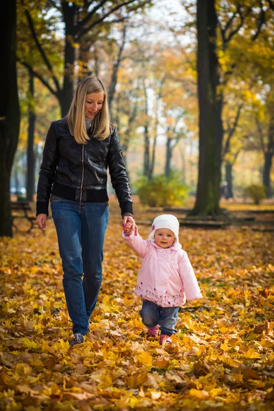 Säugling Baby Mädchen im goldenen Herbst Park — Stockfoto
