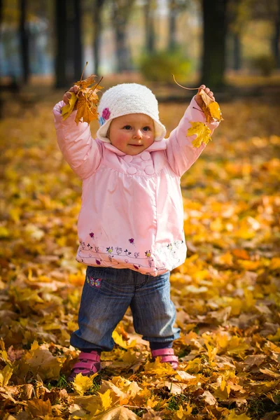 Spädbarn flicka i gyllene höst park — Stockfoto