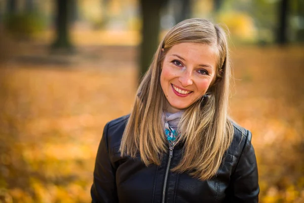 Bébé fille dans le parc d'automne doré — Photo