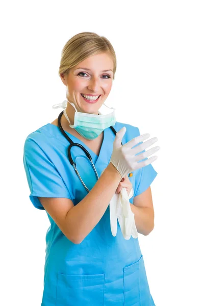 Mujer con uniforme médico usando guantes de látex — Foto de Stock