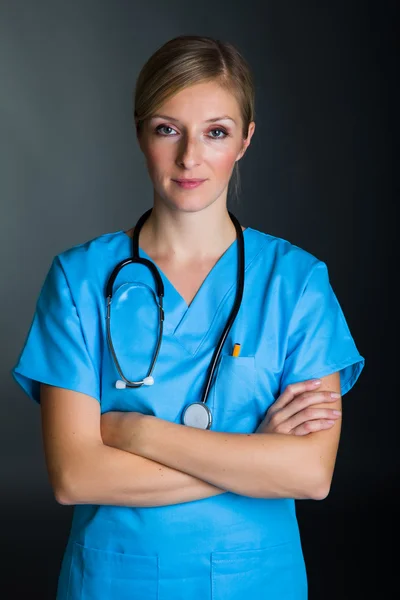 Nő orvos egységes gazdaságban csipeszes írótábla — Stock Fotó