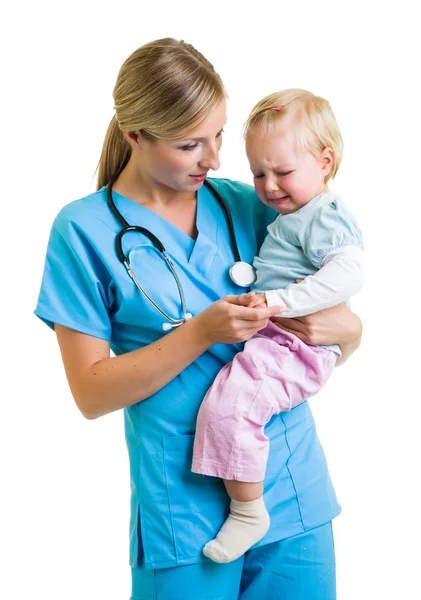 Médico com criança isolada em branco — Fotografia de Stock