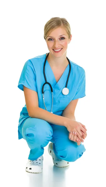 Mulher em terno médico isolado em branco — Fotografia de Stock