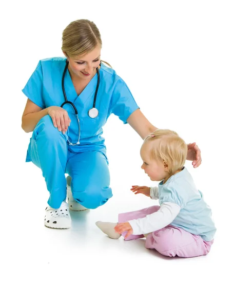 Médico con niño pequeño aislado en blanco — Foto de Stock